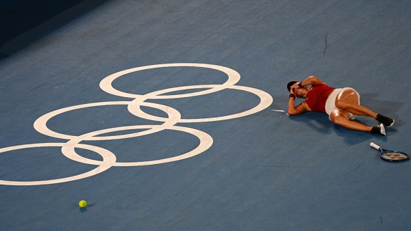 Belinda Bencic celebrates her victory in the gold medal match of the Tokyo 2020 Olympics over Marketa Vondrousova